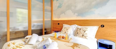 2 bedrooms, desk, internet, bed sheets