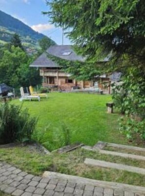 Property grounds - Traditional Chalet with some luxurious features (1872 Troistorrents, Suisse)