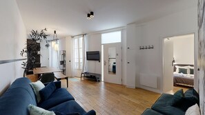 TV - TBS 9 - Elegant and modern duplex in ❤️ of Paris (Paris)