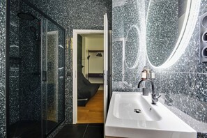 Dusche, Haartrockner, Handtücher