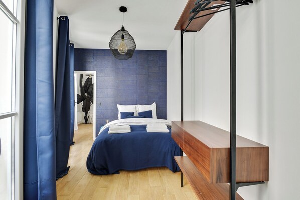 4 bedrooms, desk, internet, bed sheets
