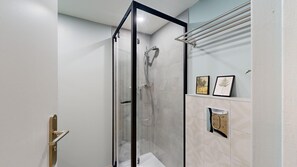 Dusche, Haartrockner, Handtücher