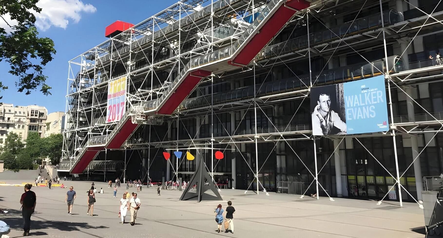 Ein modernes Gebäude mit einer großen Werbetafel, die Walker Evans bewirbt.