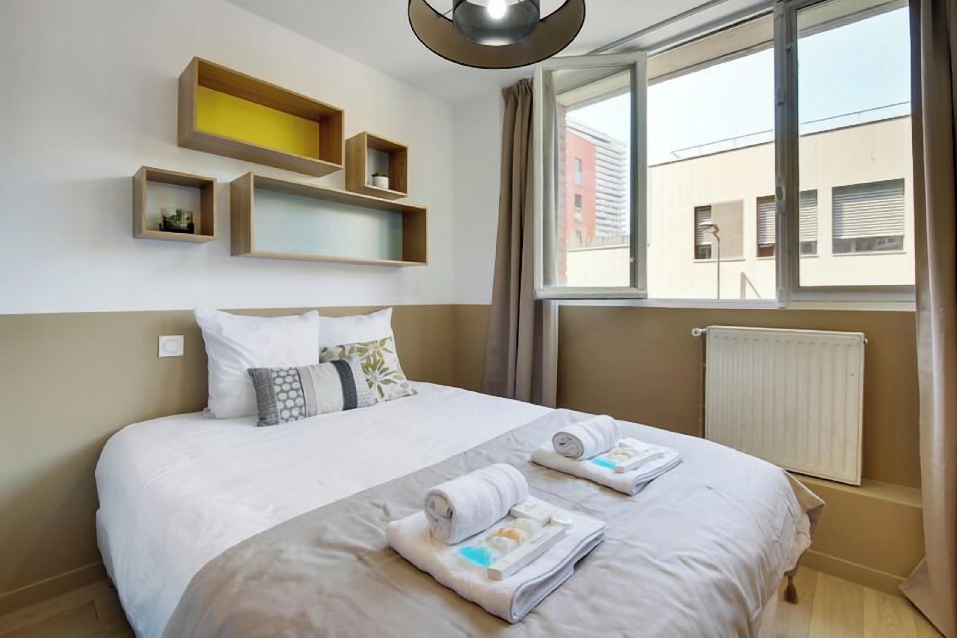2 bedrooms, internet, bed sheets
