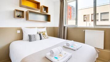 2 bedrooms, internet, bed sheets