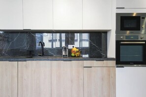 Microwave, oven, dishwasher, coffee/tea maker - TBS 85 - Design and modern apartment in Paris (Paris)