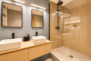 Douche, sèche-cheveux, serviettes fournies