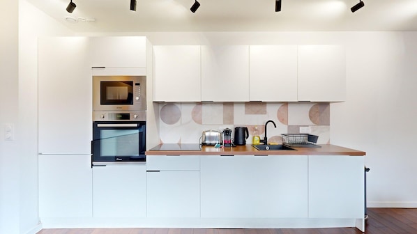 Microwave, oven, dishwasher, coffee/tea maker