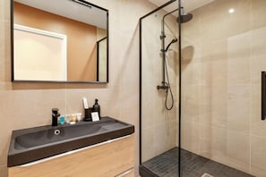 Shower, hair dryer, towels