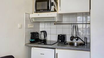 Refrigerador, microondas, cafetera y tetera y tostadora