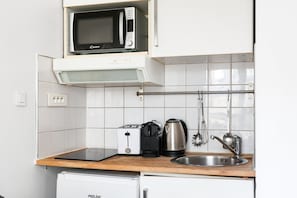 Kjøleskap, mikrobølgeovn, kaffetrakter/tekoker og brødrister