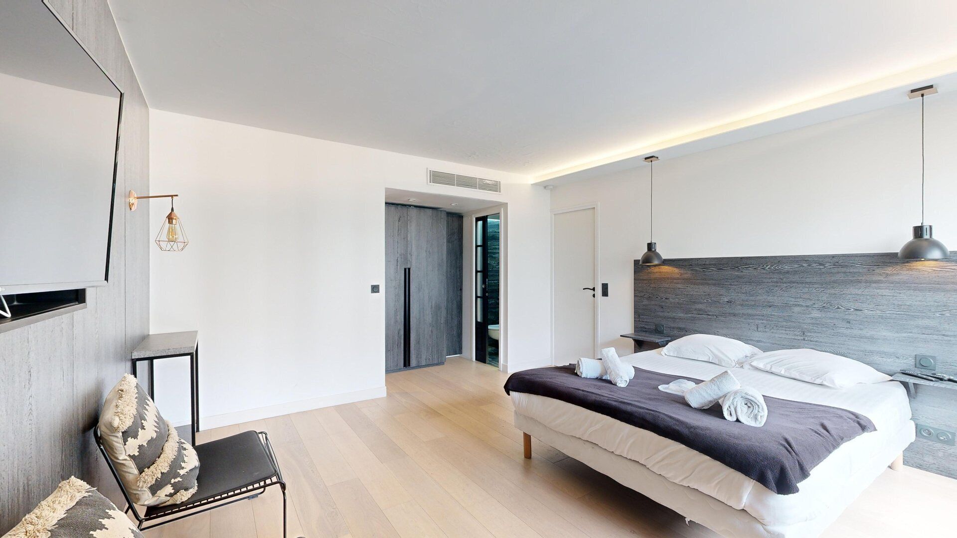 2 habitaciones, tabla de planchar con plancha, wifi y ropa de cama 