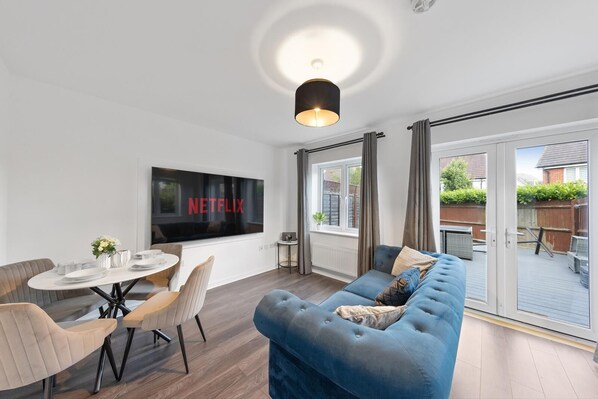 Living area - Stylish house in Dartford, London Zone 8 (Dartford)