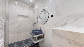 Douche, sèche-cheveux, serviettes fournies, savon