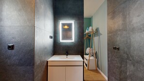 Dusche, Haartrockner, Handtücher