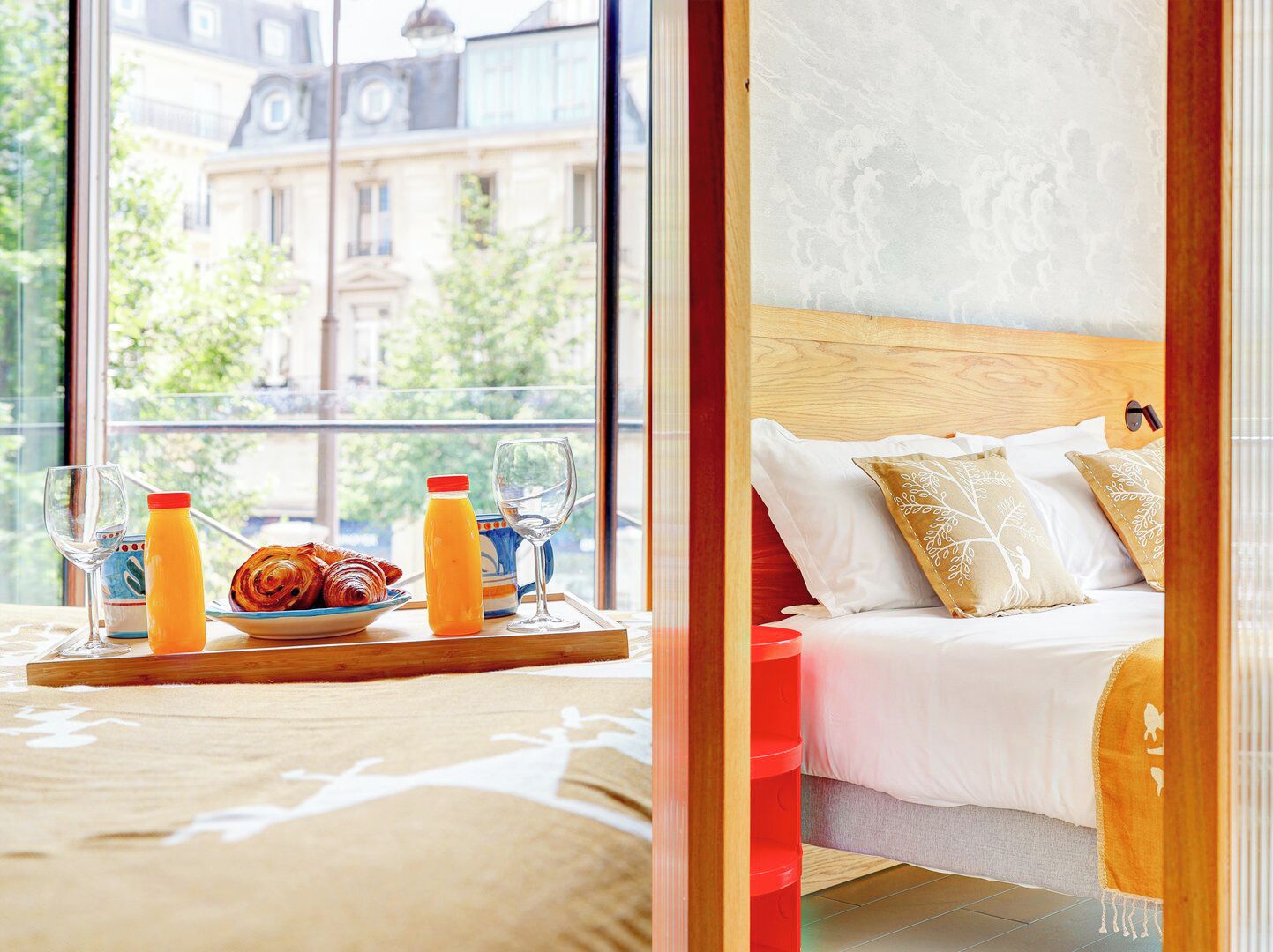 2 bedrooms, desk, WiFi, bed sheets