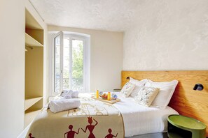 2 bedrooms, desk, WiFi, bed sheets