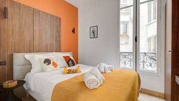 2 bedrooms, desk, internet, bed sheets