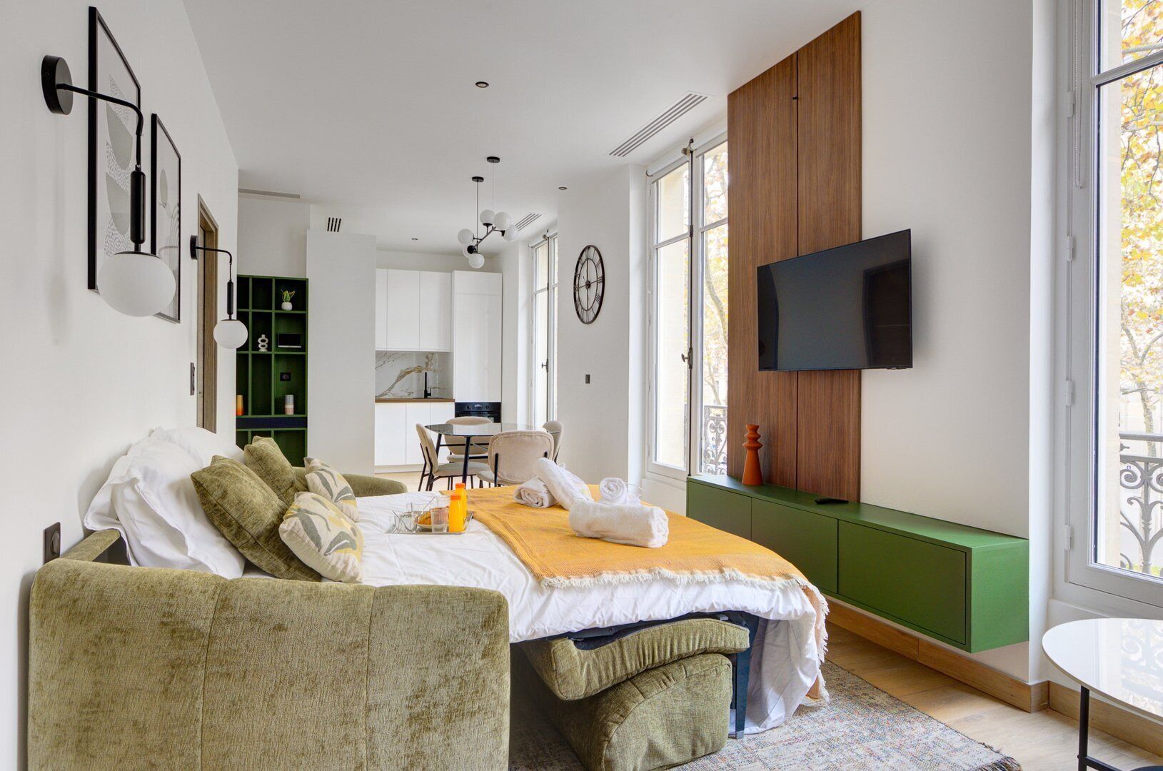 2 bedrooms, desk, internet, bed sheets