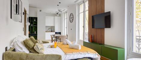 2 bedrooms, desk, internet, bed sheets