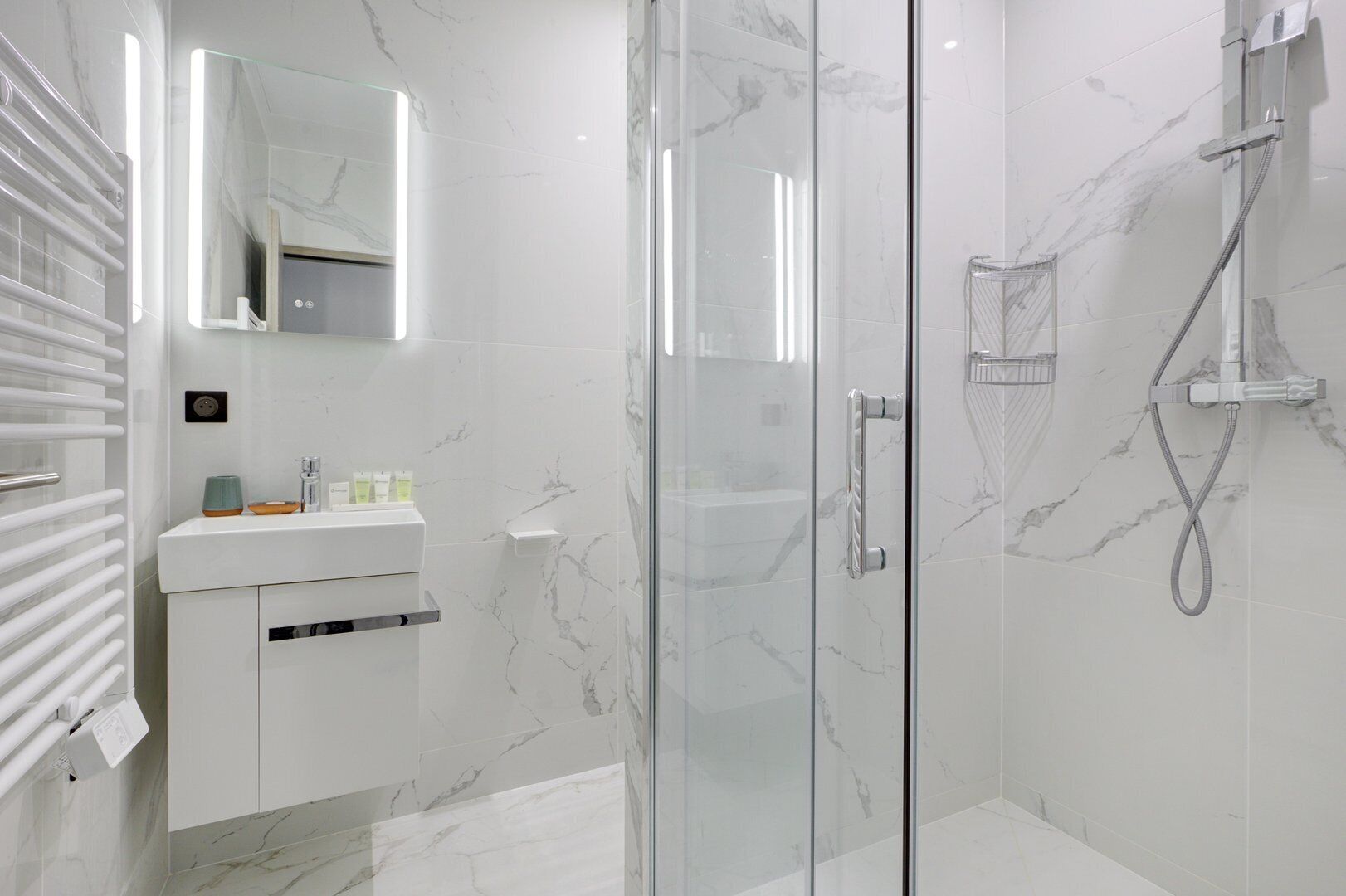 Shower, hair dryer, towels