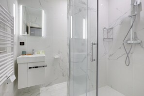 Douche, sèche-cheveux, serviettes fournies