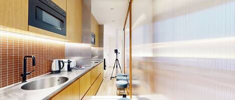 Réfrigérateur, micro-ondes, cafetière/bouilloire, grille-pain