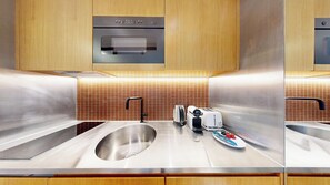 Refrigerador, microondas, cafetera y tetera y tostadora 