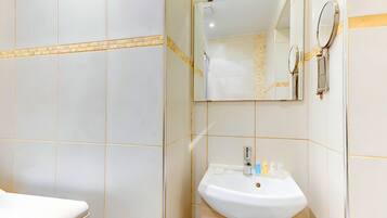 Een douche, een haardroger, handdoeken, zeep
