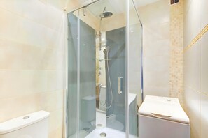 Douche, sèche-cheveux, serviettes fournies, savon