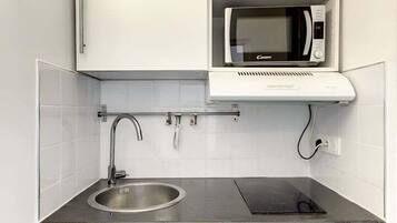 Een koelkast, een microgolfoven, een oven, een broodrooster