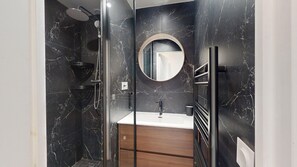 Dusche, Haartrockner, Handtücher, Seife