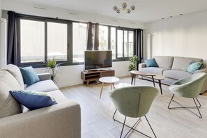 TV - TBS 45 - Elegant apartment near the Eiffel Tower (Paris)