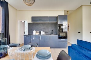 Microwave, oven, dishwasher, coffee/tea maker