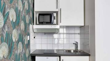 Refrigerador, microondas, cafetera y tetera y tostadora