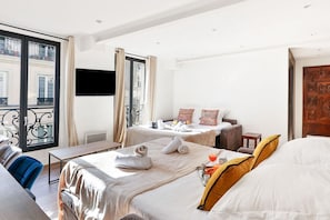 3 bedrooms, desk, WiFi, bed sheets