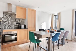 Kühlschrank, Mikrowelle, Ofen, Geschirrspüler