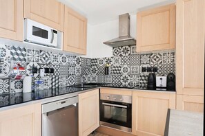 Refrigerador, microondas, horno y lavavajillas 