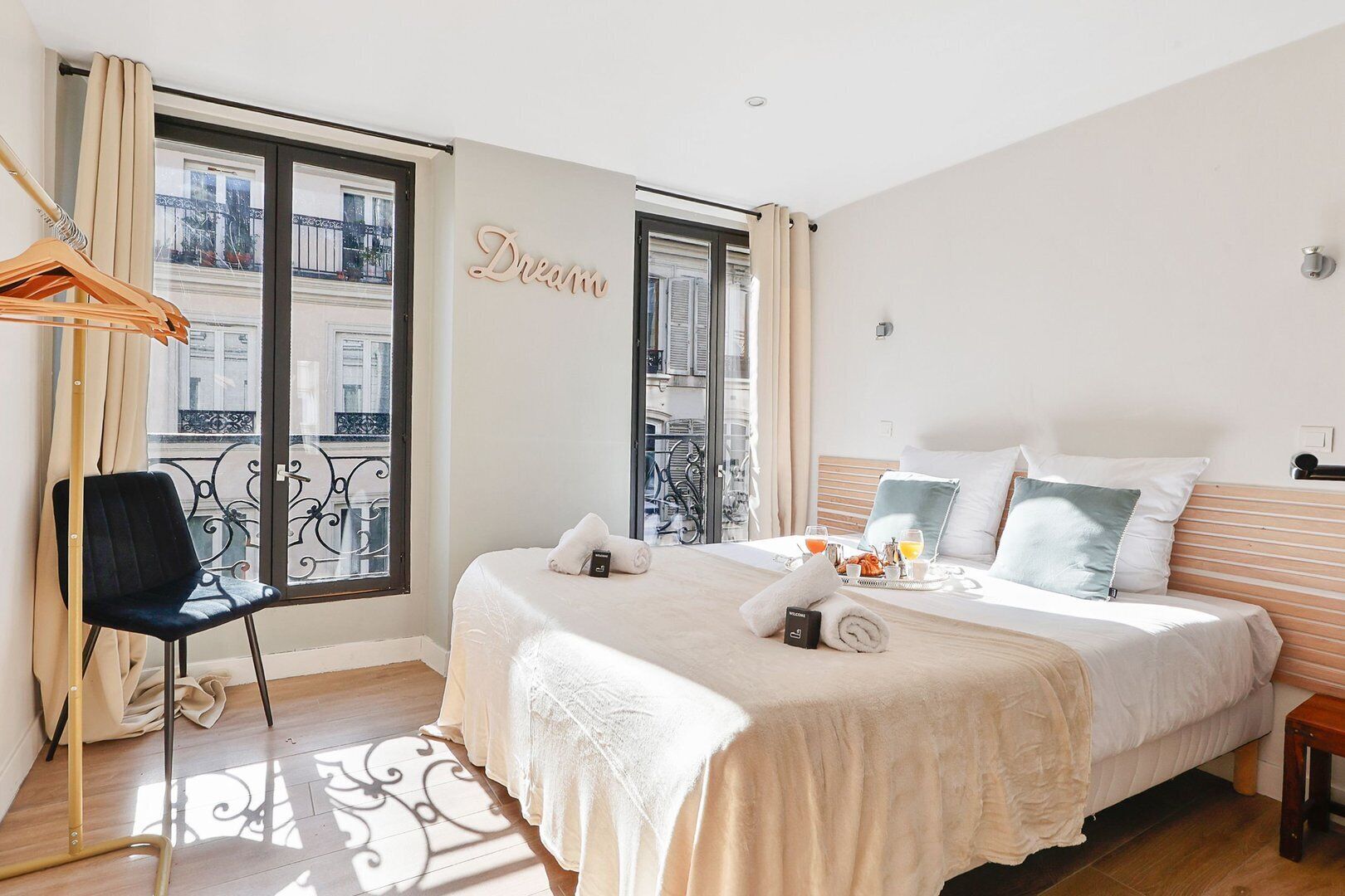 3 bedrooms, desk, WiFi, bed sheets