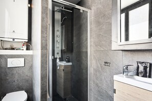 Regadera, secadora de cabello, toallas, jabón 