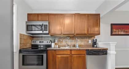 Business-Traveler Friendly 2-bedroom condo in fantastic Lake Saint Louis