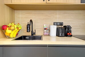 Kühlschrank, Mikrowelle, Wasserkocher mit Kaffee-/Teezubehör, Toaster