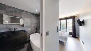Shower, hair dryer, towels, soap - TheBlueStay 54 - Apt w/A/C near the Eiffel Tower (Paris)