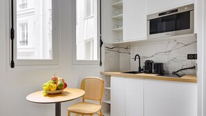 Kaffetrakter/tekoker, kjøleskap, mikrobølgeovn og brødrister
