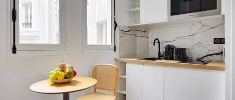 Réfrigérateur, micro-ondes, cafetière/bouilloire, grille-pain