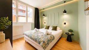 4 bedrooms, iron/ironing board, internet, bed sheets