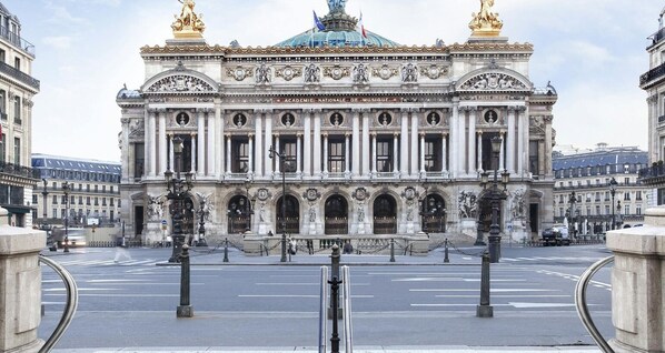 A grand building with classical architecture, featuring columns, statues, and ornate decorations. - TBS 88 - Elegant and modern apartment in Paris (Paris)