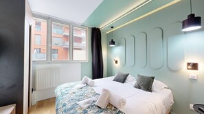 4 bedrooms, iron/ironing board, internet, bed sheets