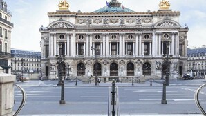 A grand building with classical architecture, featuring a central dome and multiple statues. - TBS 88 - Elegant and modern apartment in Paris (Paris)
