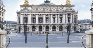 A grand building with classical architecture, featuring a central dome and multiple statues. - TBS 88 - Elegant and modern apartment in Paris (Paris)